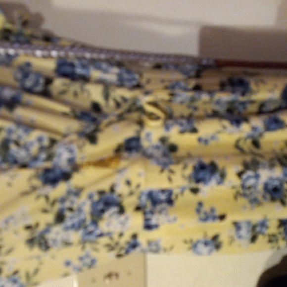 Yellow floral surplice dress - Picture 2 of 7